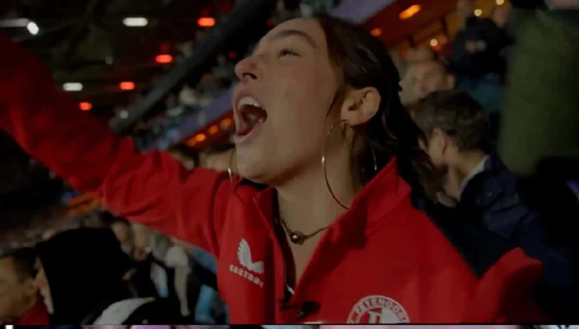 La relación entre Santiago Giménez y Fer Serrano comenzó durante la pandemia con una partida de videojuegos. Años después, la pareja se casó y ella ha sido parte importante de su camino en el futbol internacional.