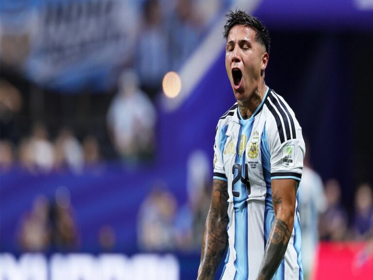 Argentina firma una remontada histórica y avanza
