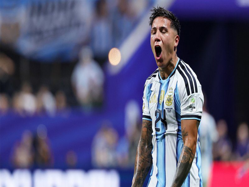 Argentina firma una remontada histórica y avanza