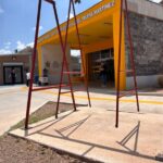 Columpio roto, dignidad olvidada afuera del Gimnasio de Deporte Adaptado