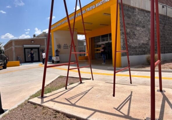 Columpio roto, dignidad olvidada afuera del Gimnasio de Deporte Adaptado