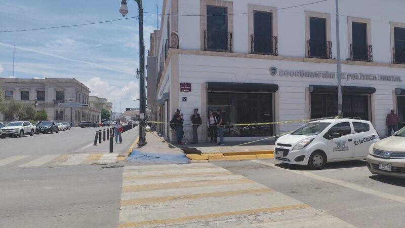 Cae invidente en alcantarilla en el centro, resulta con lesiones