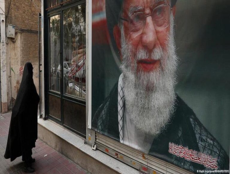 Irán convierte el funeral de Ali Jameneí en una demostración de unidad y poder político