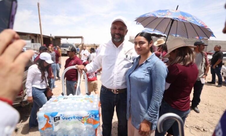 Lleva Héctor Ortíz apoyo con agua purificada a familias de Valle Dorado II