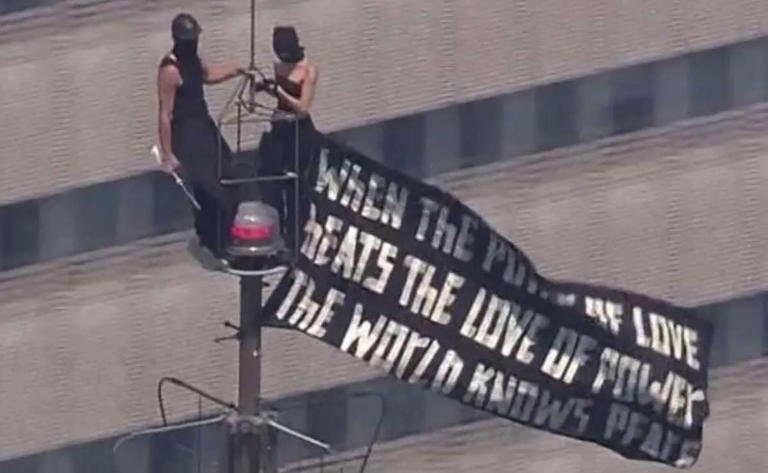 Propuesta de matrimonio en el Empire State termina con cargos penales para una pareja