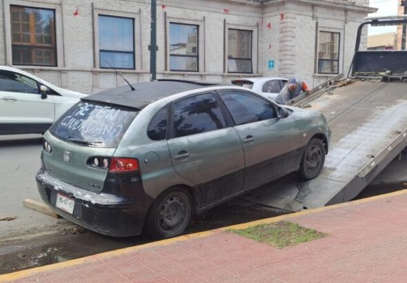 Retiran vehículo abandonado de la Plaza de Armas tras denuncia ciudadana