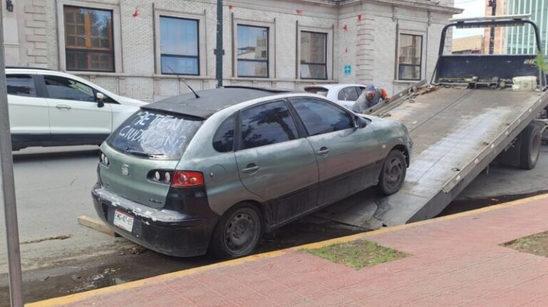 Retiran vehículo abandonado de la Plaza de Armas tras denuncia ciudadana