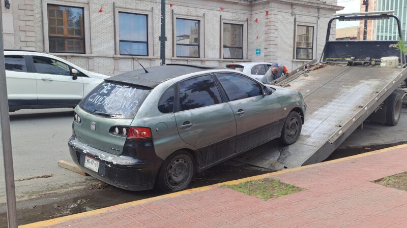 Retiran vehículo abandonado de la Plaza de Armas tras denuncia ciudadana