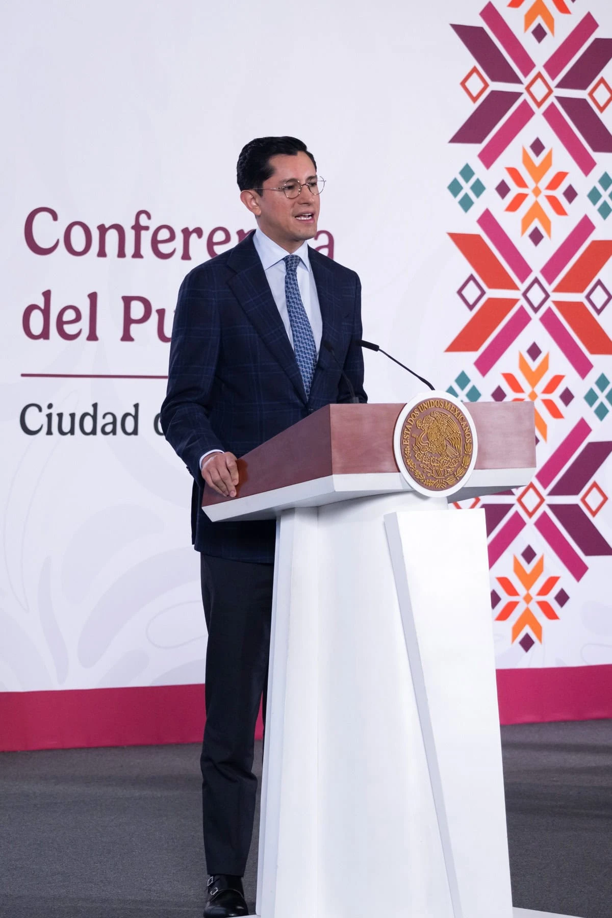 Roberto Velasco, Secretario de Relaciones Exteriores.
