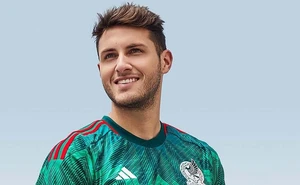 Quién es Fer Serrano, la esposa de Santiago Giménez que lo ha acompañado en su carrera por Europa