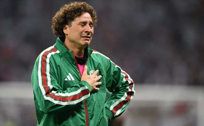 Video. Guillermo Ochoa rompe en llanto y se despide del futbol
